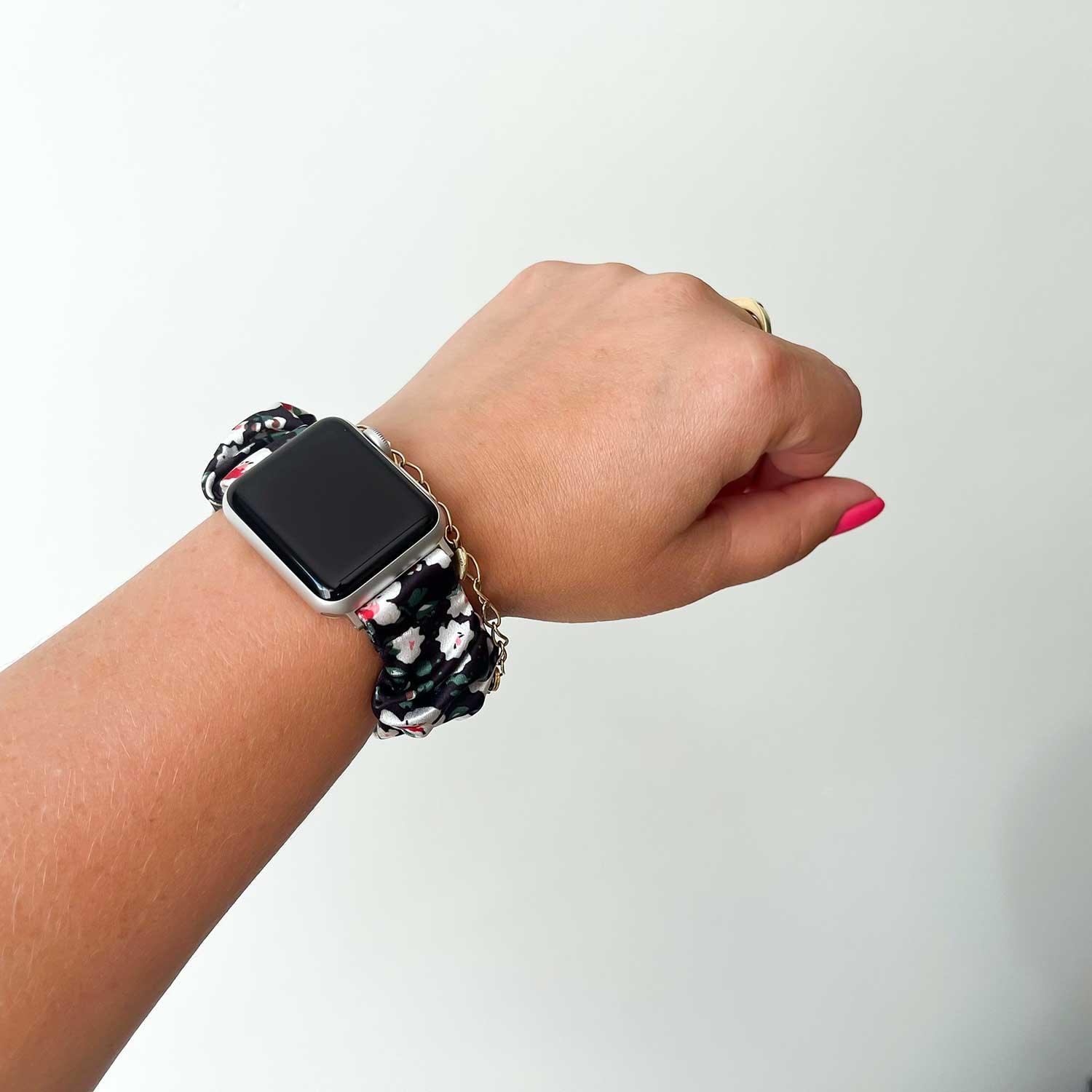 Apple Watch bandje Savara - scrunchie - nylon - zwart met witte bloemen