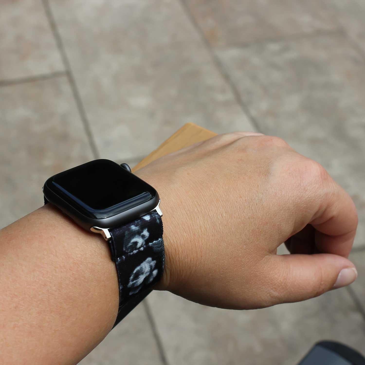 Apple Watch bandje - nylon - geweven - bloemen zwart