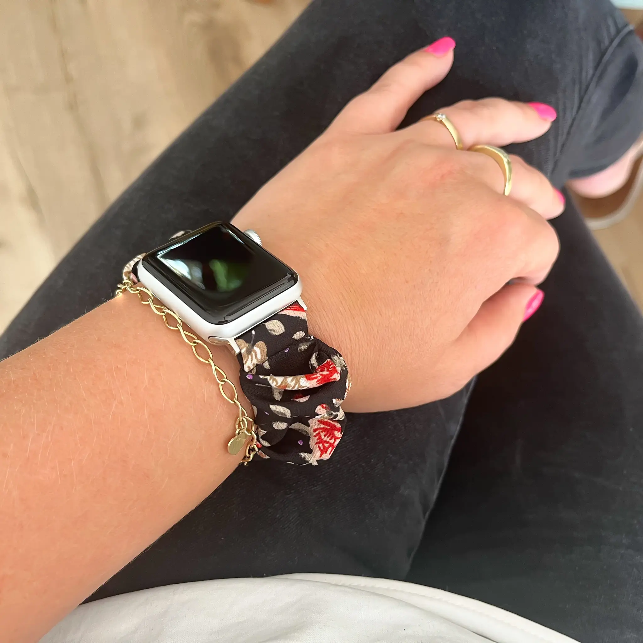 Apple Watch nylon scrunchie band zwart met bloemen