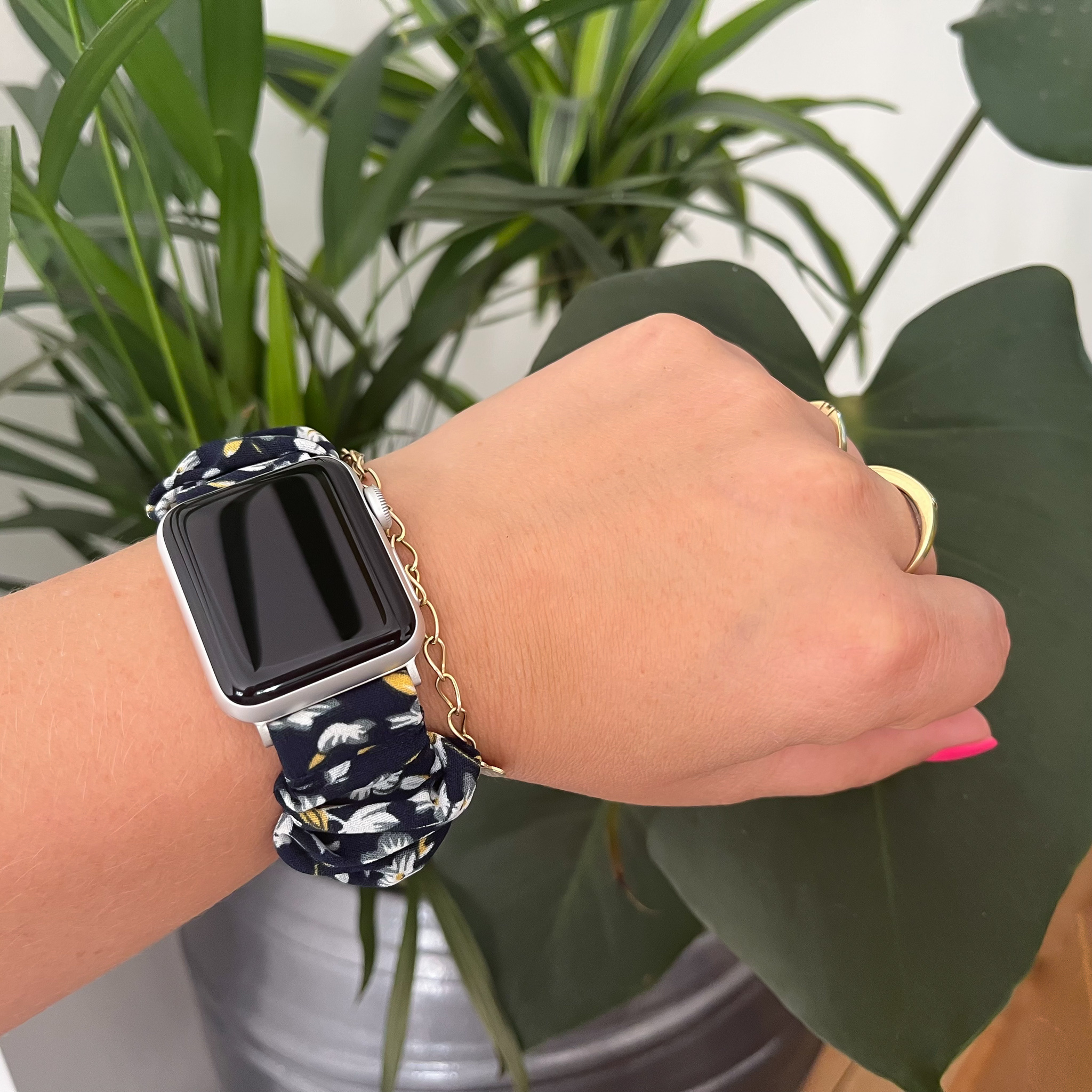 Apple Watch nylon scrunchie band - donker blauw bloemen