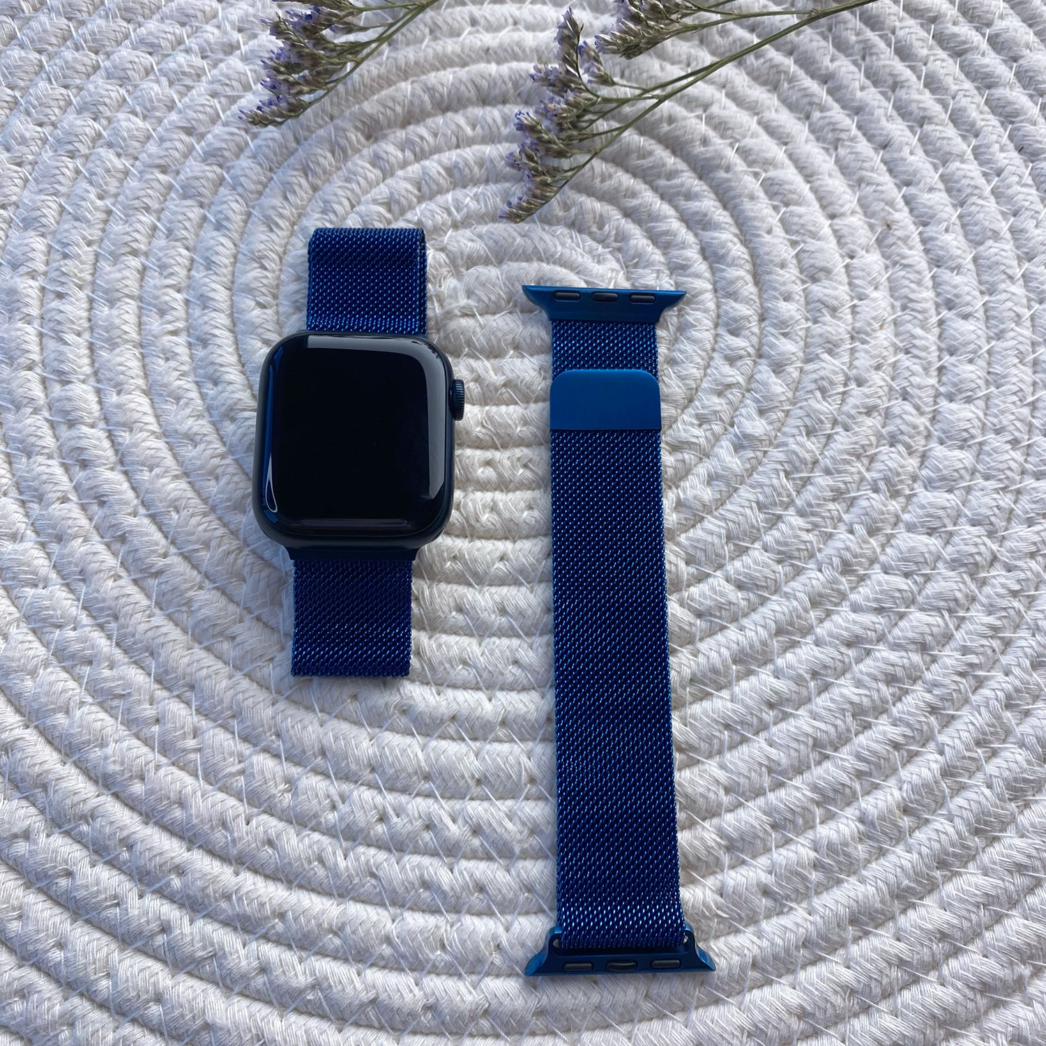 Apple watch milanese band - blauw - 7434008442433 - 123watches - sfeer - Het bandje voor een luxe feestje