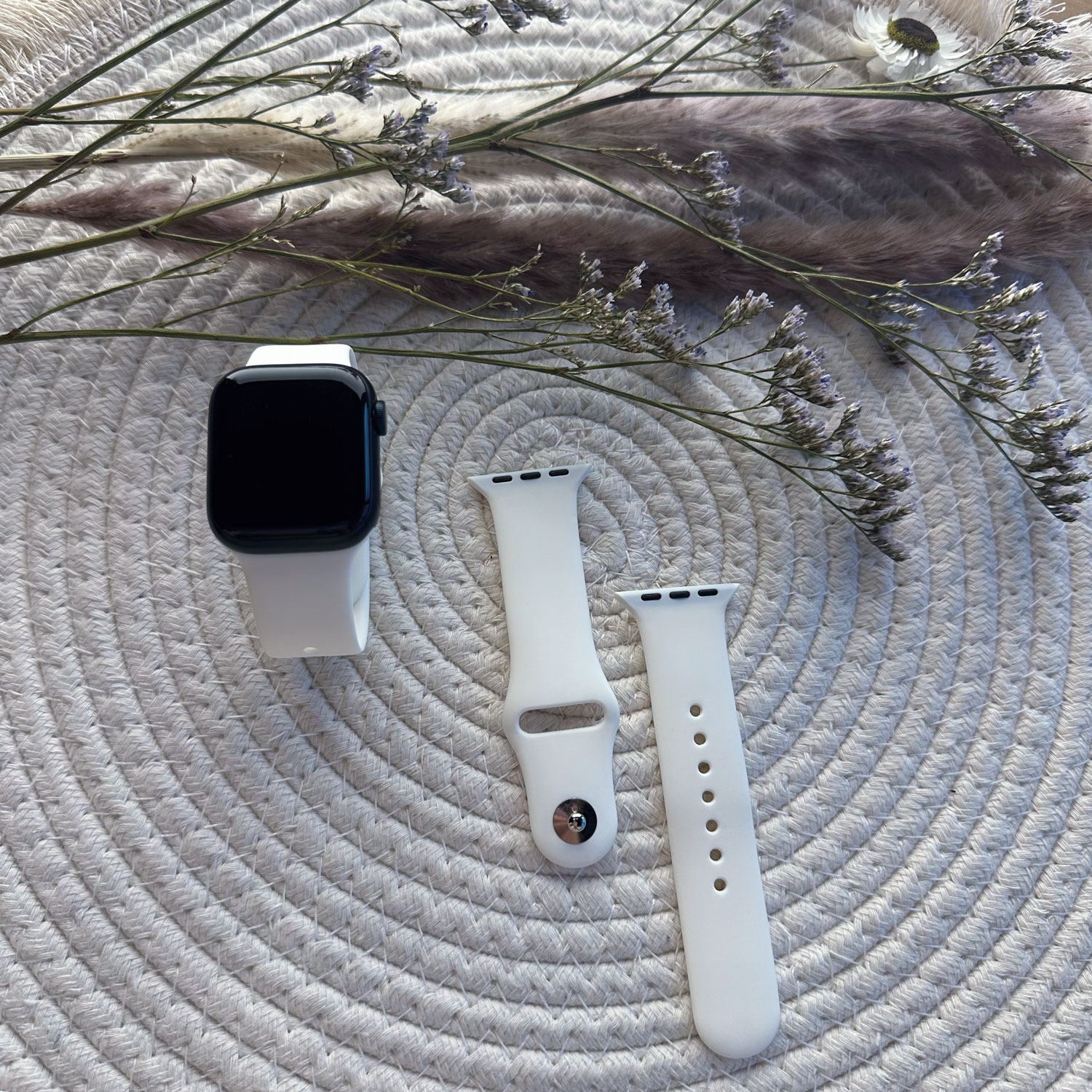 Apple watch sport band - zacht wit - 7435110161175 - 123watches - sfeer - Past bij iedere outfit