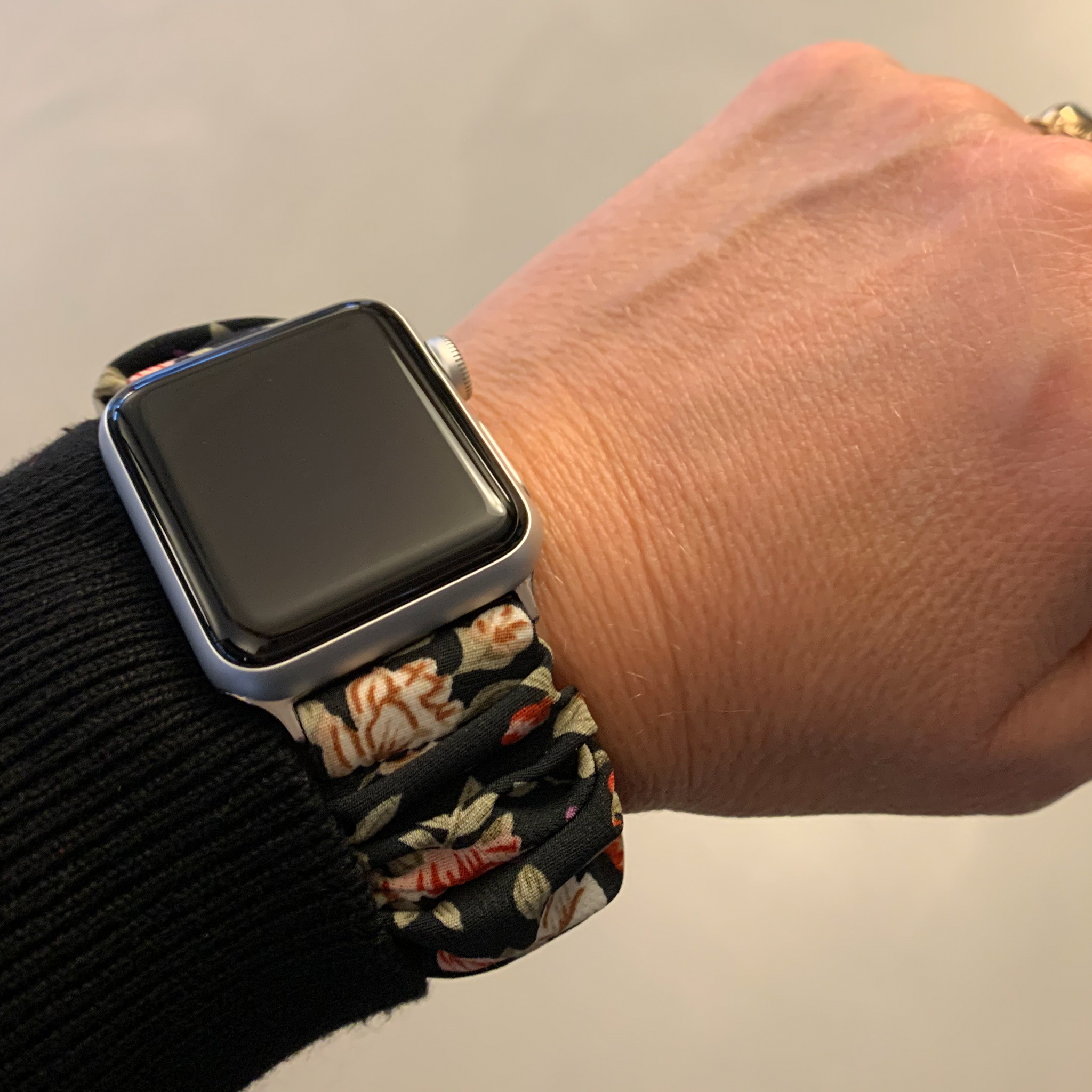 Apple Watch nylon scrunchie band - bloemen zwart