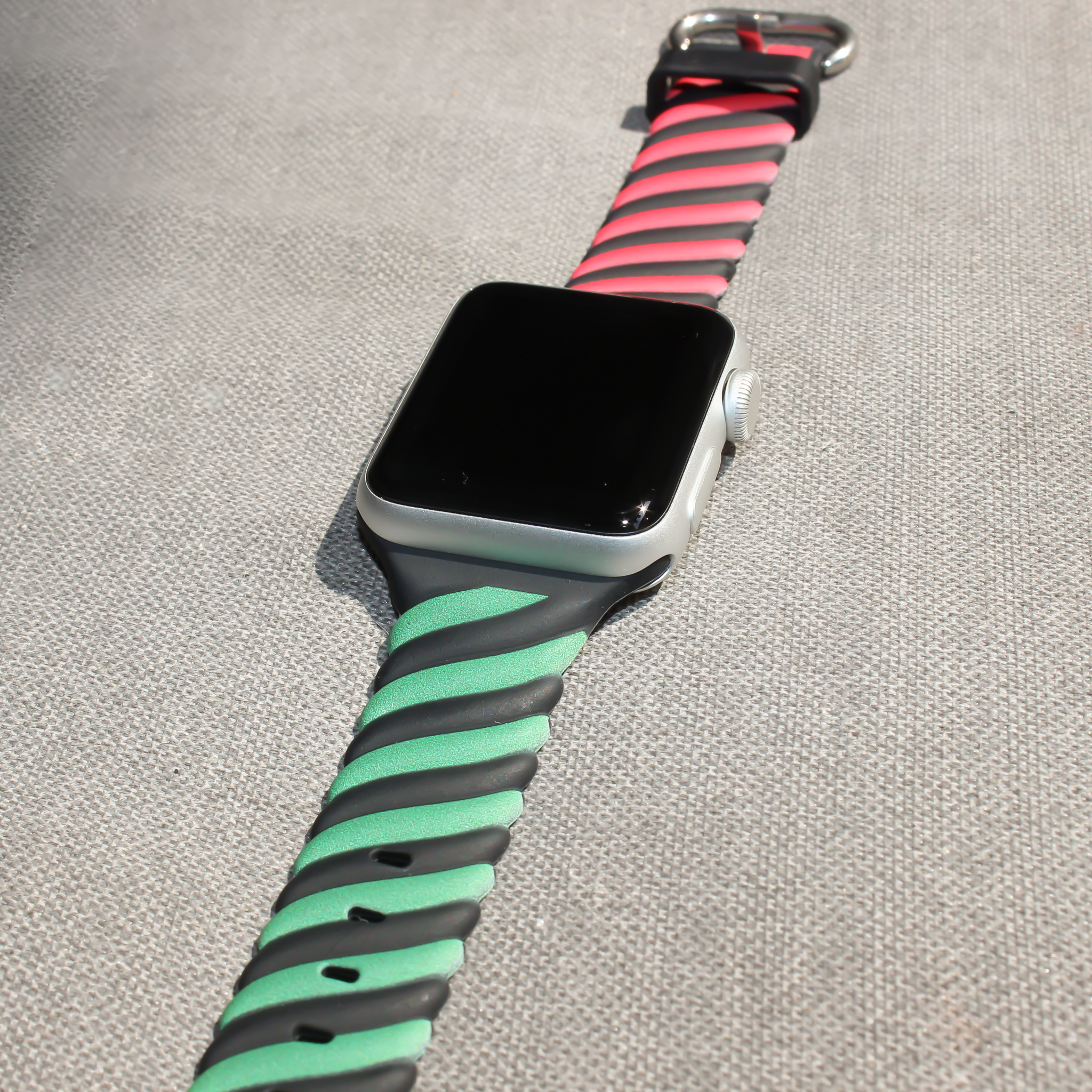 Apple Watch swirl sport band - zwart rood groen