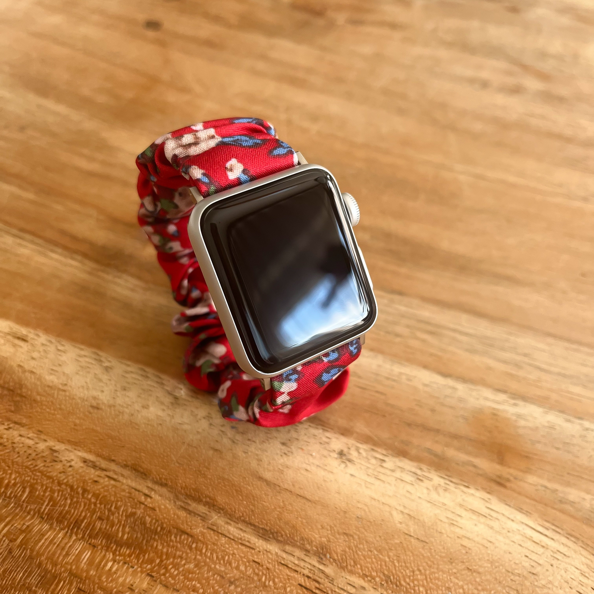 Apple Watch nylon scrunchie band - rood met bloemen