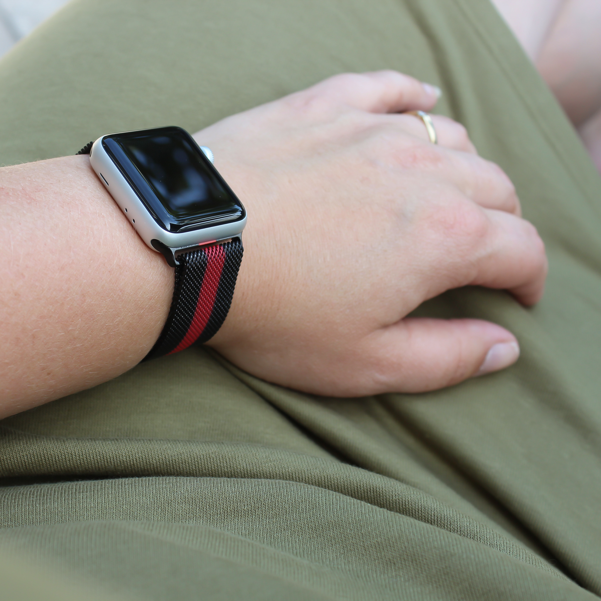 Apple Watch milanese band - zwart rood gestreept