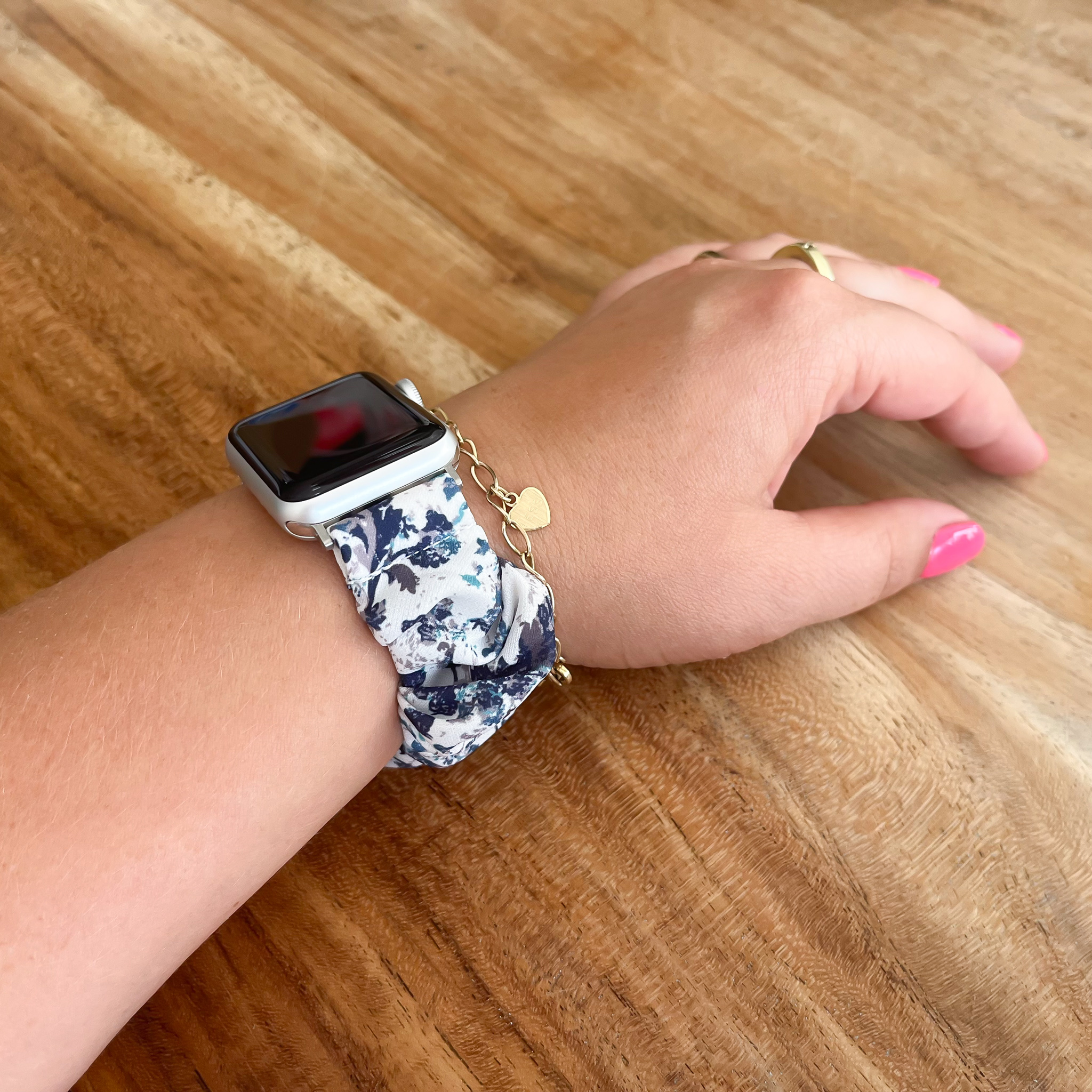 Apple Watch nylon scrunchie band - wit met bladeren